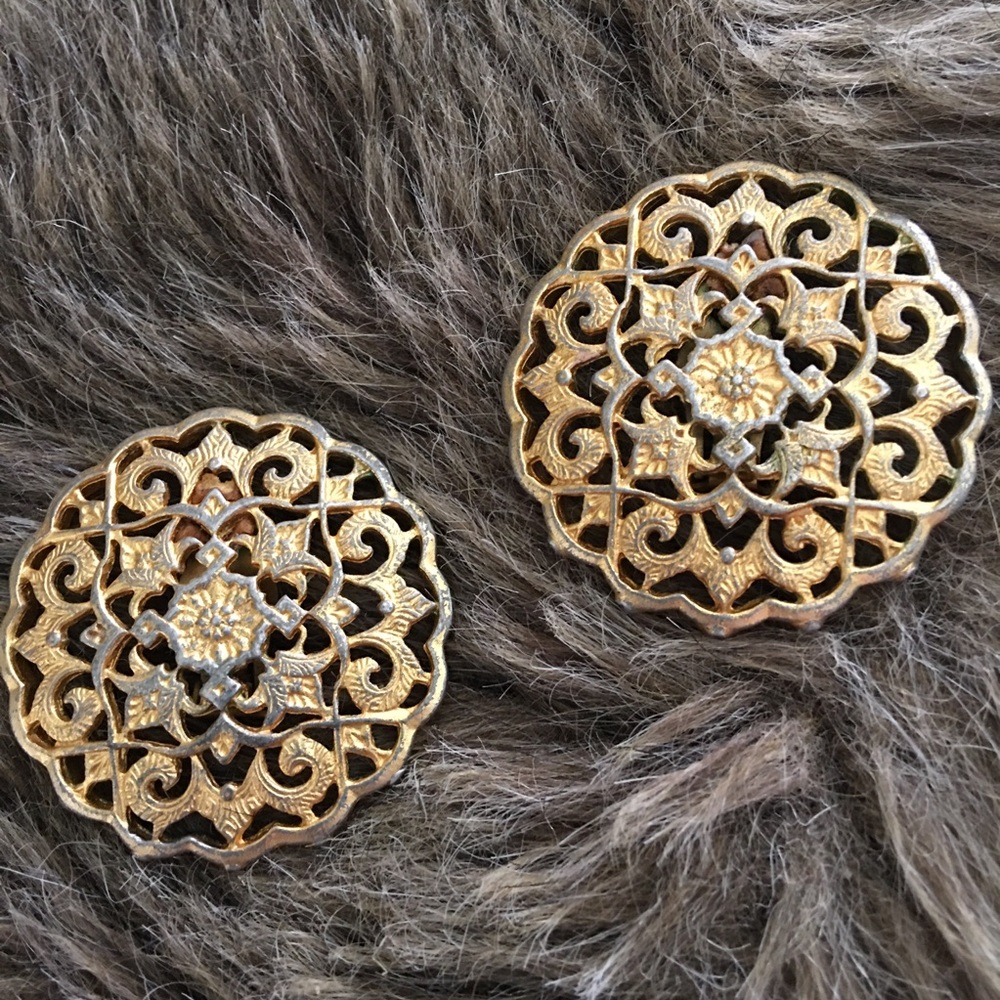 Vintage 70s Les Bernard gold tone clip earrings